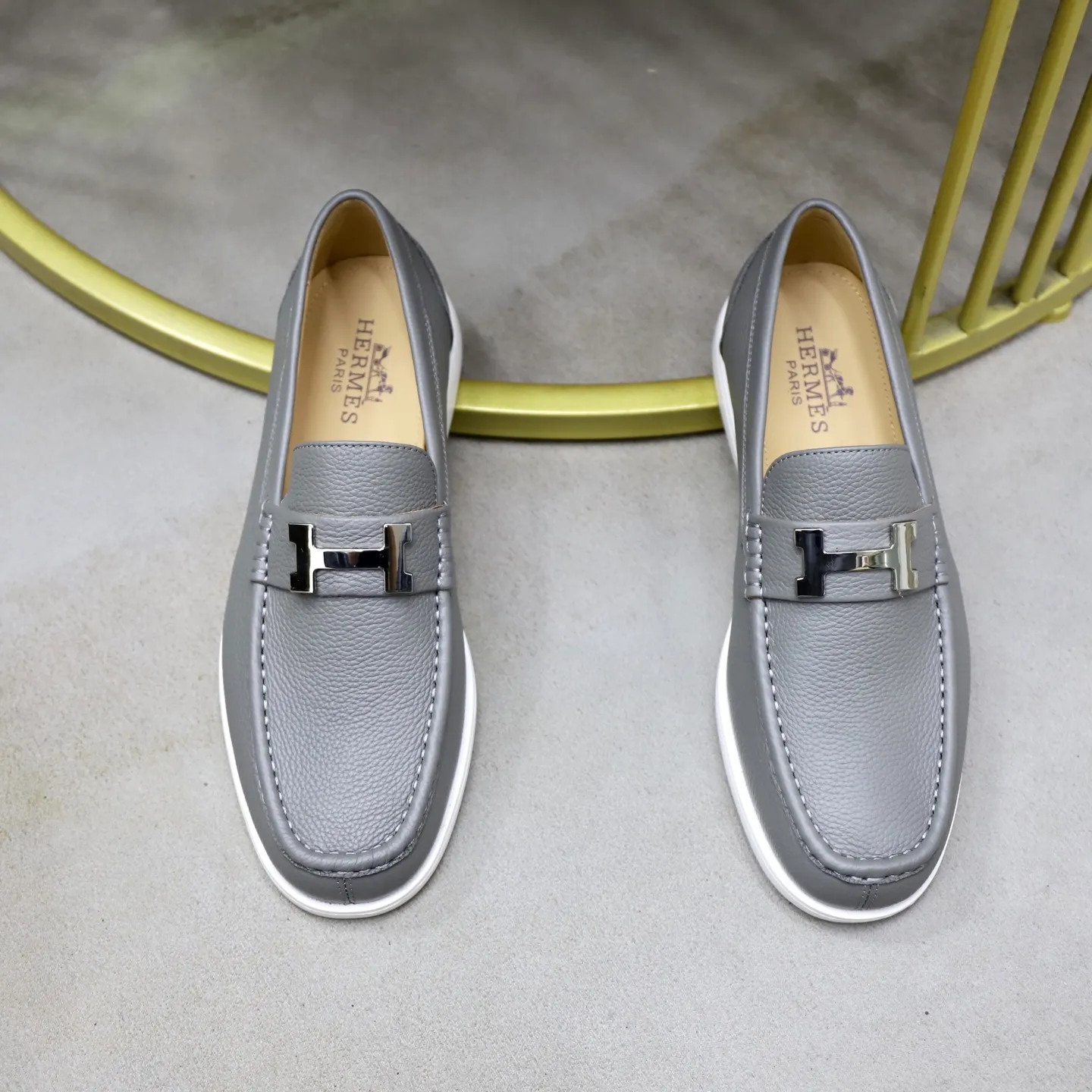 Ex-factory price: 560💰Hermès/Hermès slip-on men's shoes. This shoe is made of imported pebbled cowhide. It has simple and smooth lines and is combined with aerodynamically designed 3CM rubber foam ultra-light soles! Youthful and fashionable, classic H-shaped hardware buckle decoration, calf lining gently wraps the feet, with logo cowhide feet, casual and urban style, highlighting youthful vitality, sports and leisure version, super versatile, code number: 38-39-40-41-42-43-44 standard leather shoe size (45 can be customized but does not support returns)